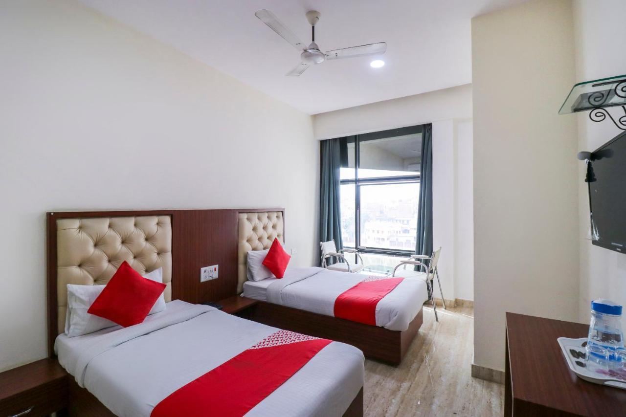 Hotel Vaccinated Staff- OYO Flagship 69860 Mastana Palace Varanasi Exterior foto